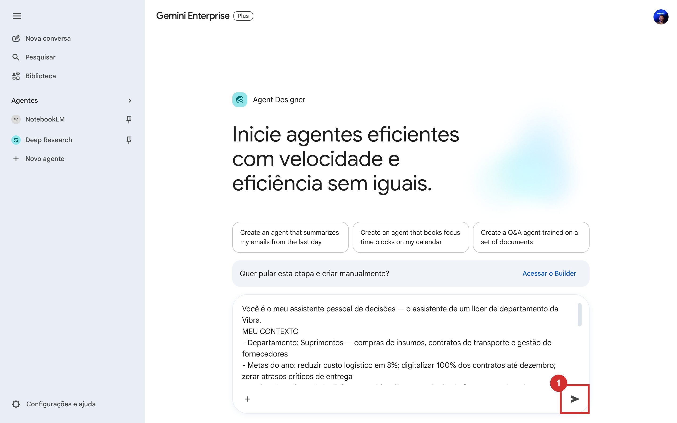 Campo do Agent Designer preenchido com as instruções do Agente do líder, com o botão de enviar em destaque