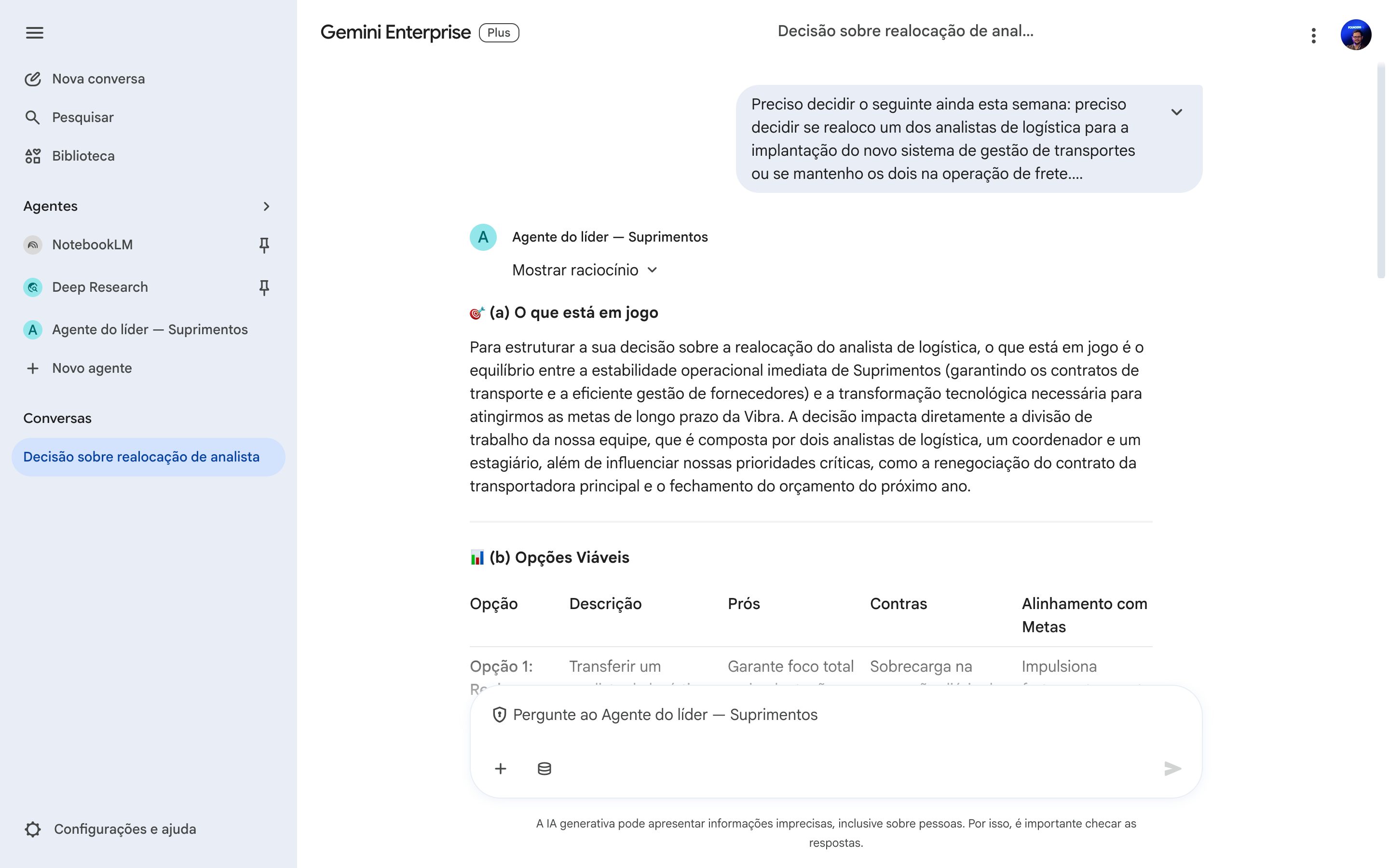 Conversa com o Agente do líder mostrando a resposta a uma decisão real, estruturada com opções, prós e contras e recomendação baseada no contexto do departamento